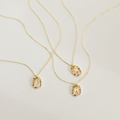 Collar con inicial de arcoíris
