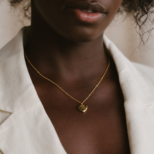 Collar con medallón de corazón con inicial