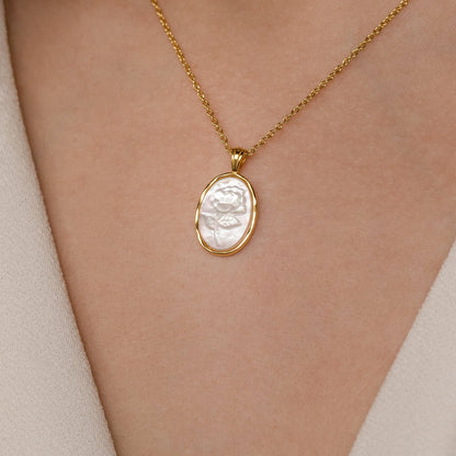 Collar de rosas vintage