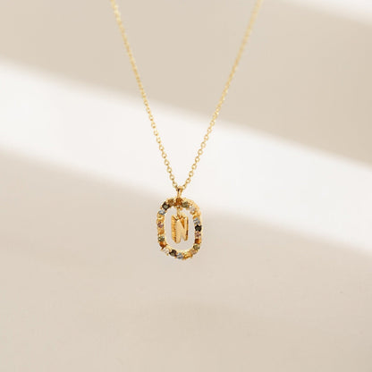 Collar con inicial de arcoíris