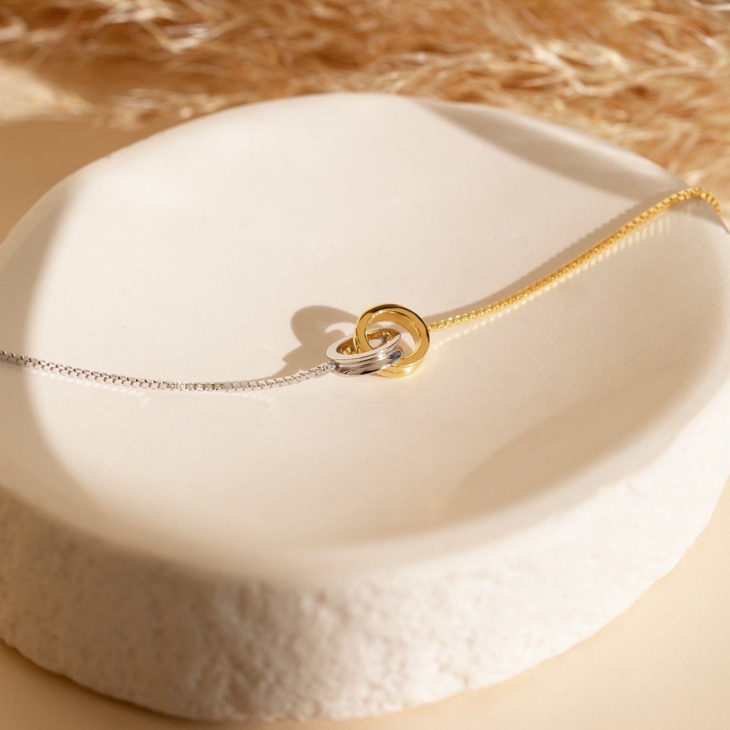 Pulsera de círculos entrelazados