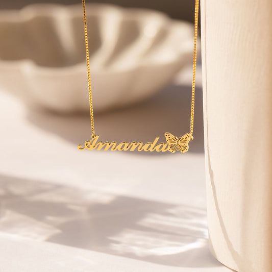 Collar con nombre de mariposa en cadena de caja