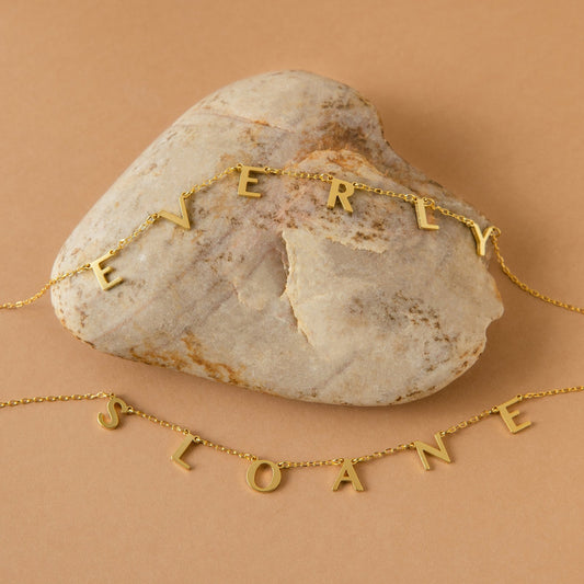 Collar con nombre y letra de Apolo