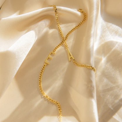 Pulsera con letras grandes 