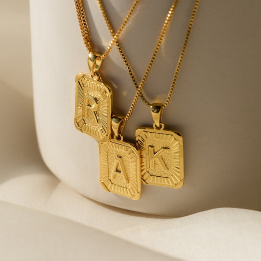Collar con colgante rectangular con inicial