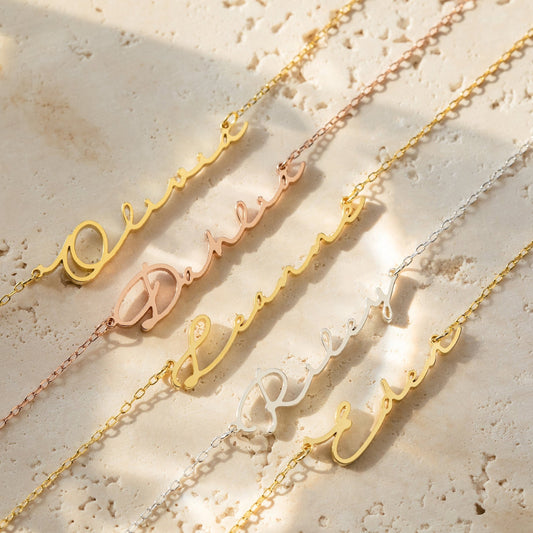 Collar minimalista con nombre lateral