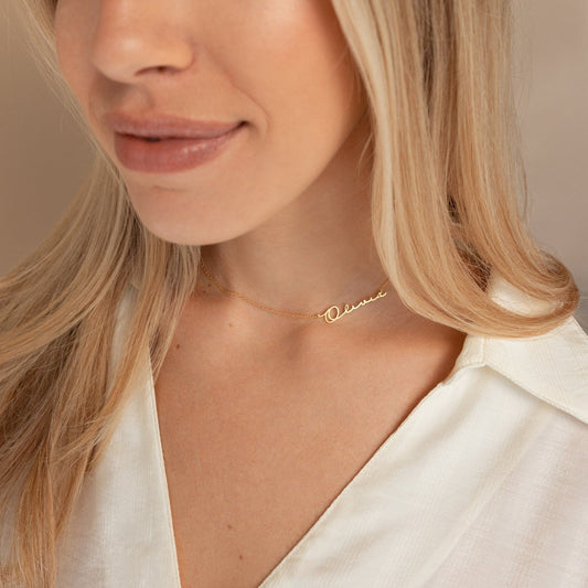 Collar minimalista con nombre lateral