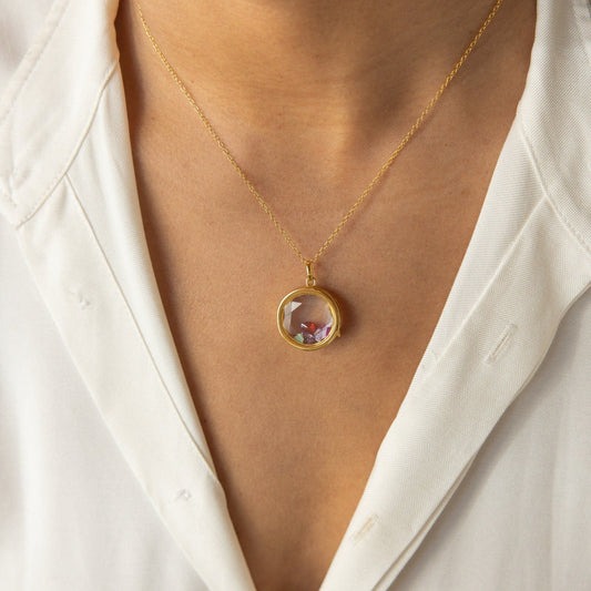 Collar con medallón circular 