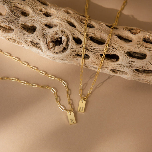 Mini collar con clip de papel con inicial