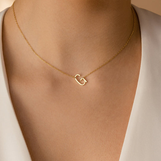 Mini collar con inicial lateral