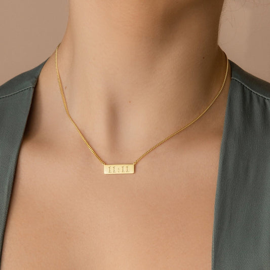 Collar con nombre y barra delicada