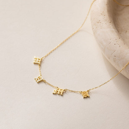 Collar con nombre y letra en inglés antiguo
