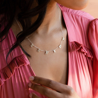 Collar con nombre y letra en inglés antiguo