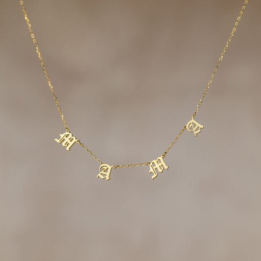 Collar con nombre y letra en inglés antiguo