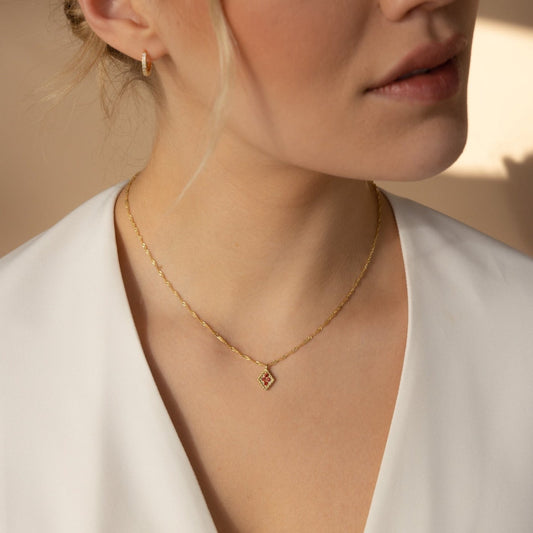 Collar con colgante de diamante y piedra de nacimiento