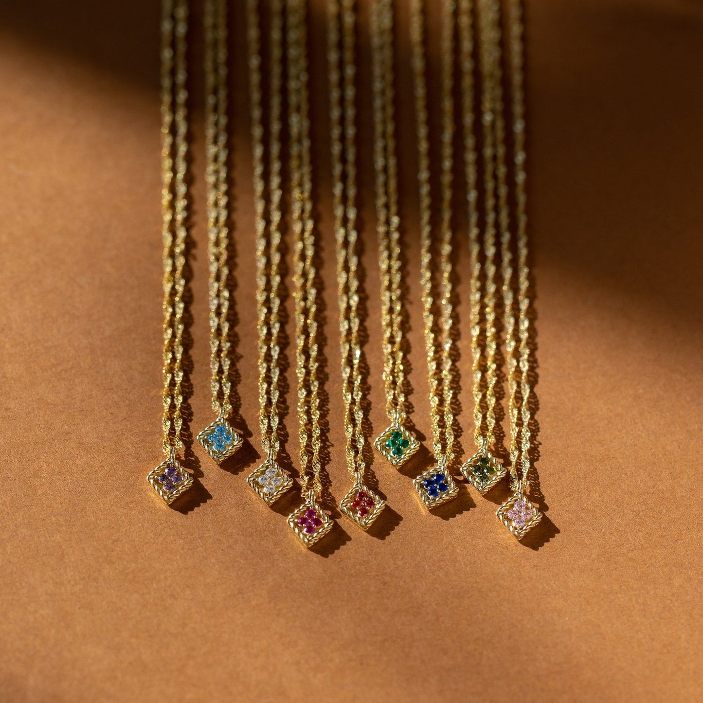 Collar con colgante de diamante y piedra de nacimiento