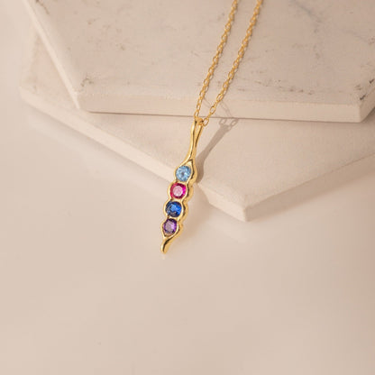 Collar con piedra de nacimiento en forma de vaina vertical