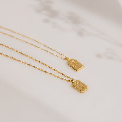 Collar con etiqueta de flor acanalada