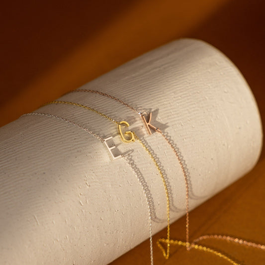 Mini collar con inicial lateral