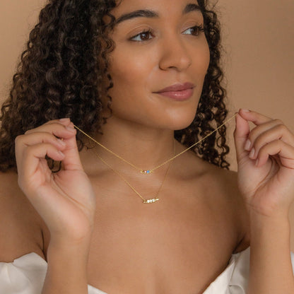 Collar con piedra de nacimiento en forma de vaina horizontal