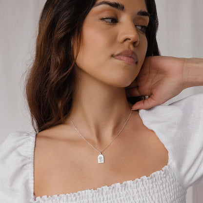 Collar con arco de flores de nacimiento