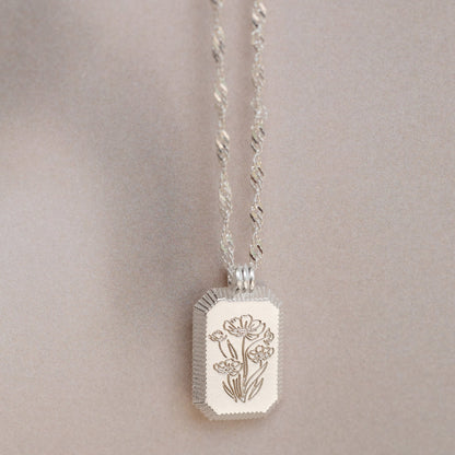 Collar con etiqueta de flor acanalada