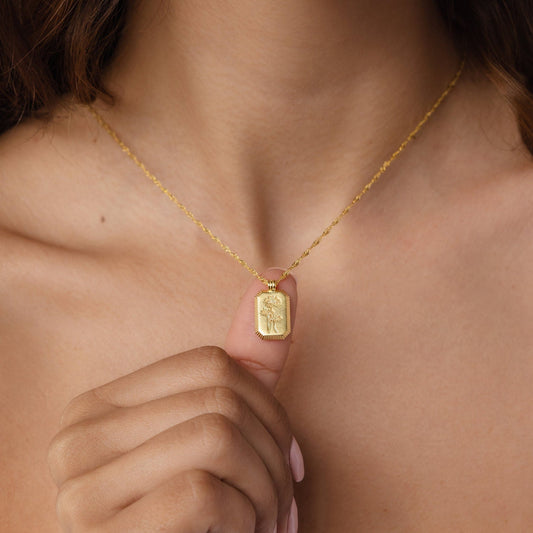 Collar con etiqueta de flor acanalada