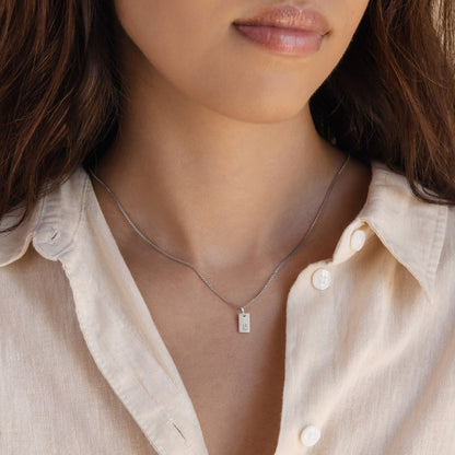 Mini collar con placa en inglés antiguo