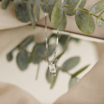 Collar con minietiqueta Carrie 