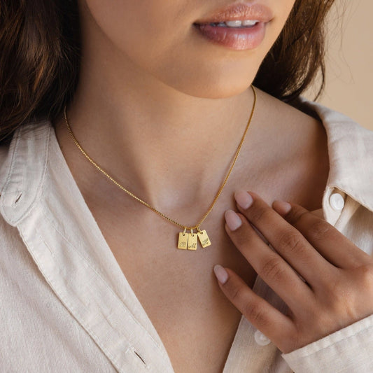 Collar con minietiqueta Carrie 