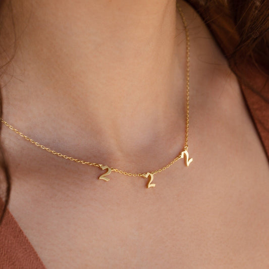 Collar con números espaciados en inglés antiguo