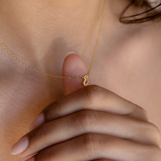 Collar con inicial elegante y delicado