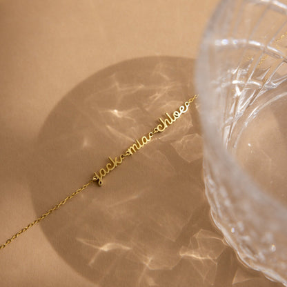 Pulsera pequeña con varios nombres 