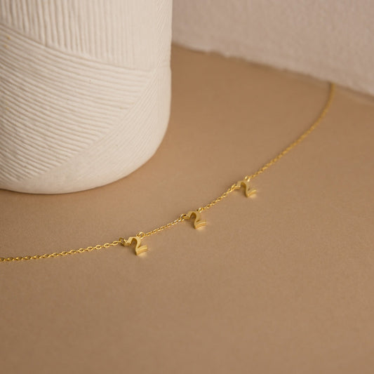 Collar con números espaciados en inglés antiguo