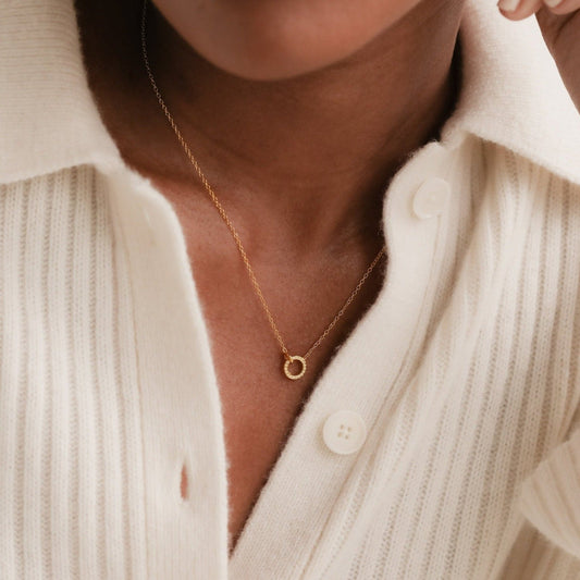 Collar entrelazado con pavé