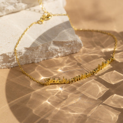 Pulsera pequeña con varios nombres 