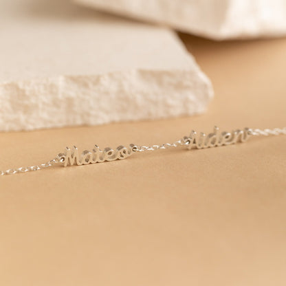 Pulsera pequeña con varios nombres 