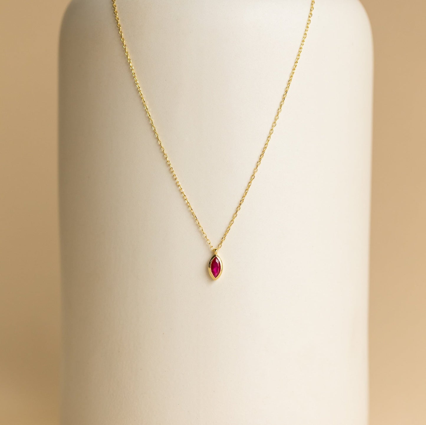 Collar con colgante de piedra de nacimiento de marquesa