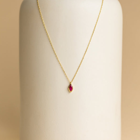 Collar con colgante de piedra de nacimiento de marquesa