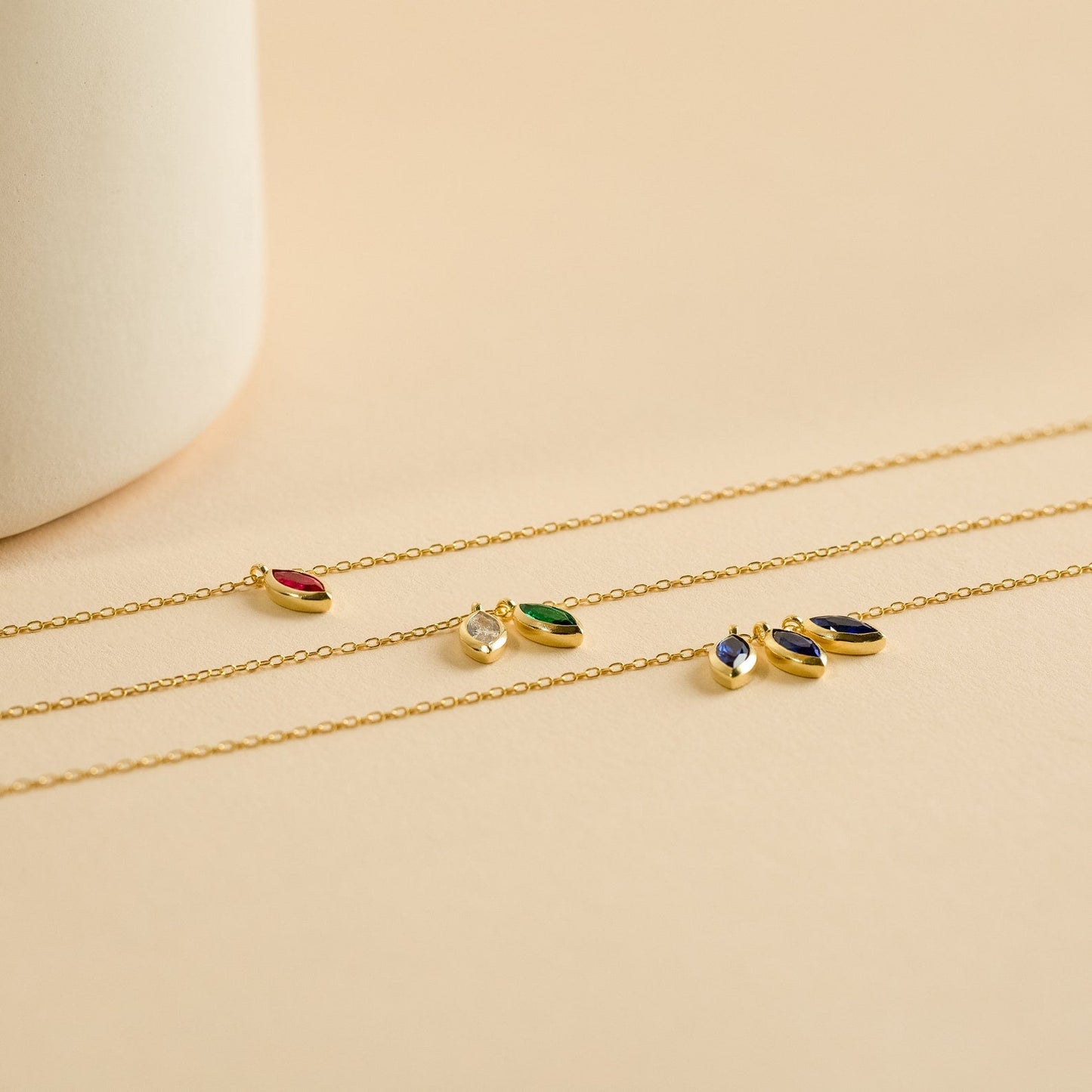 Collar con colgante de piedra de nacimiento de marquesa