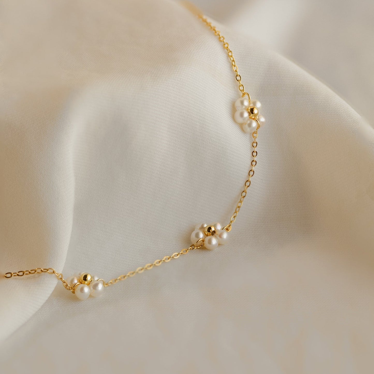 Collar de estación de perlas y flores