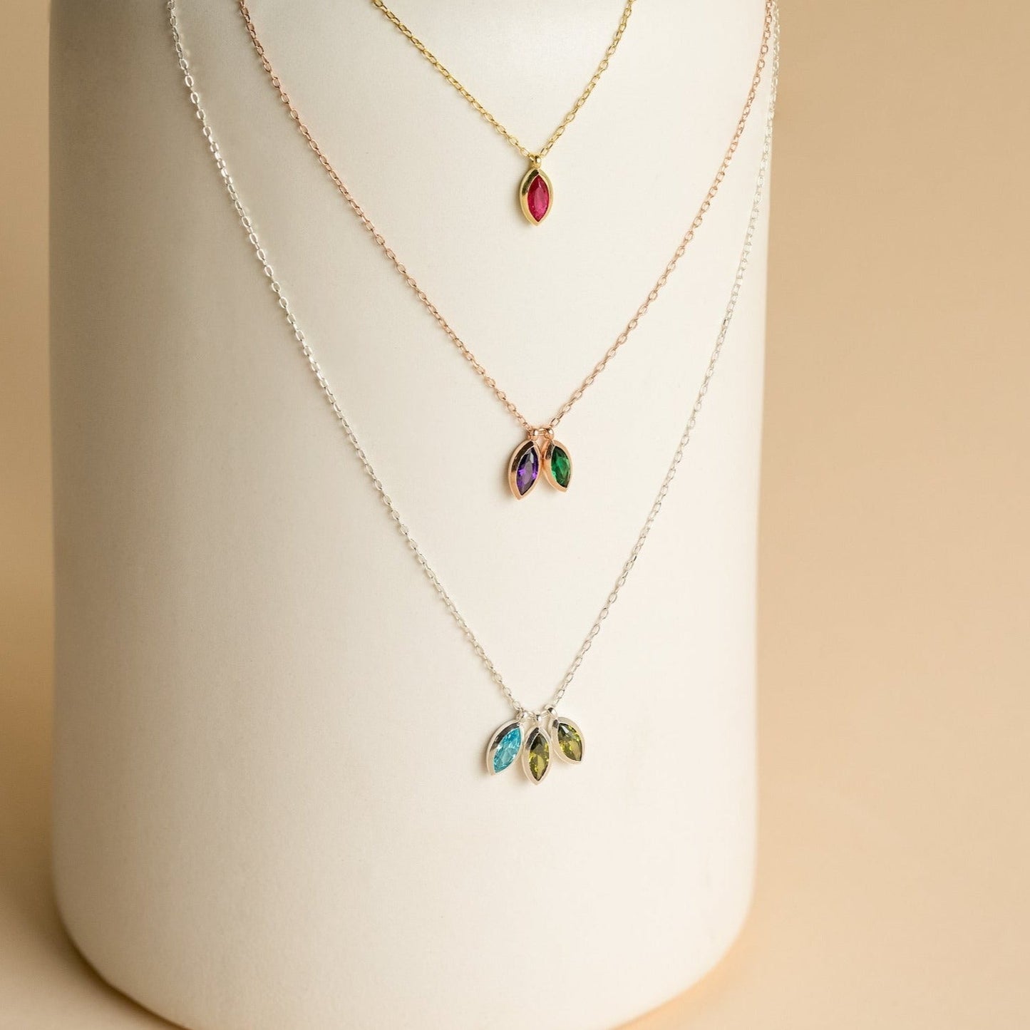 Collar con colgante de piedra de nacimiento de marquesa
