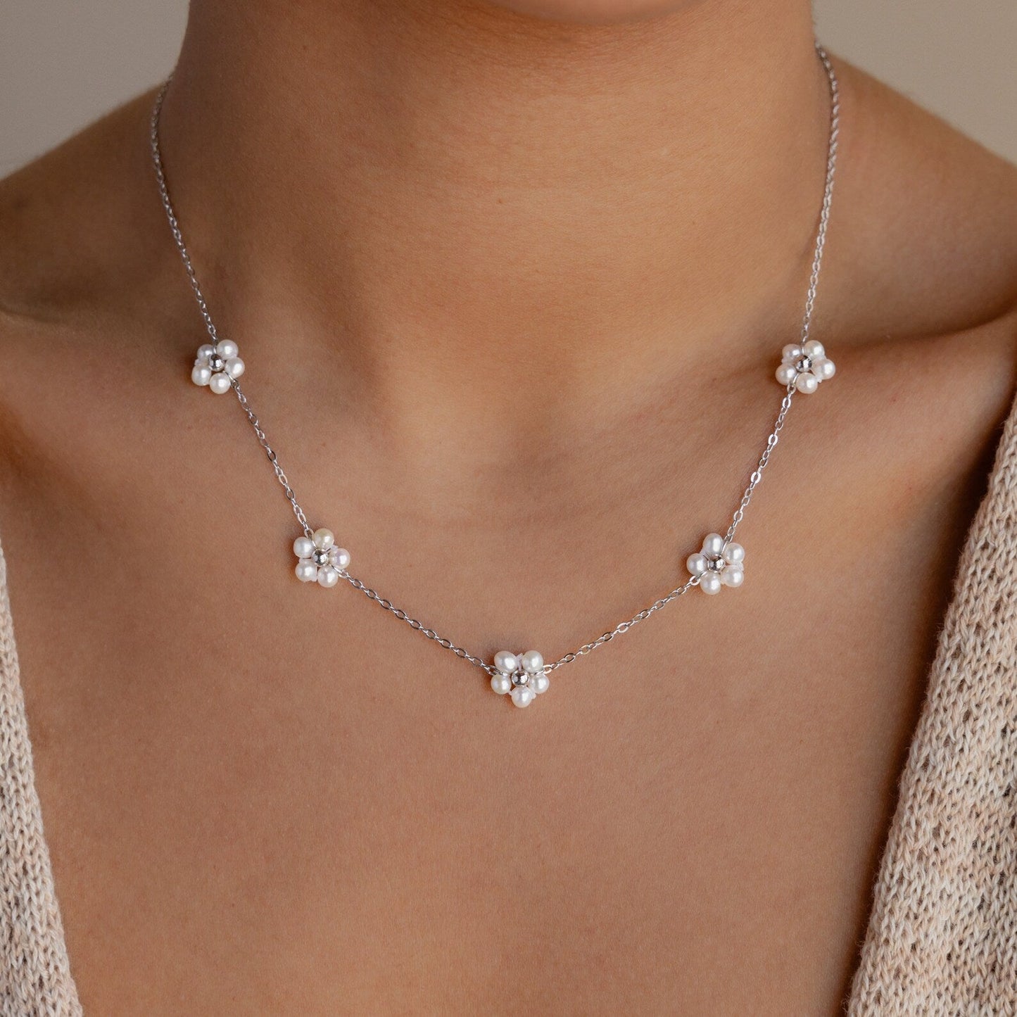 Collar de estación de perlas y flores