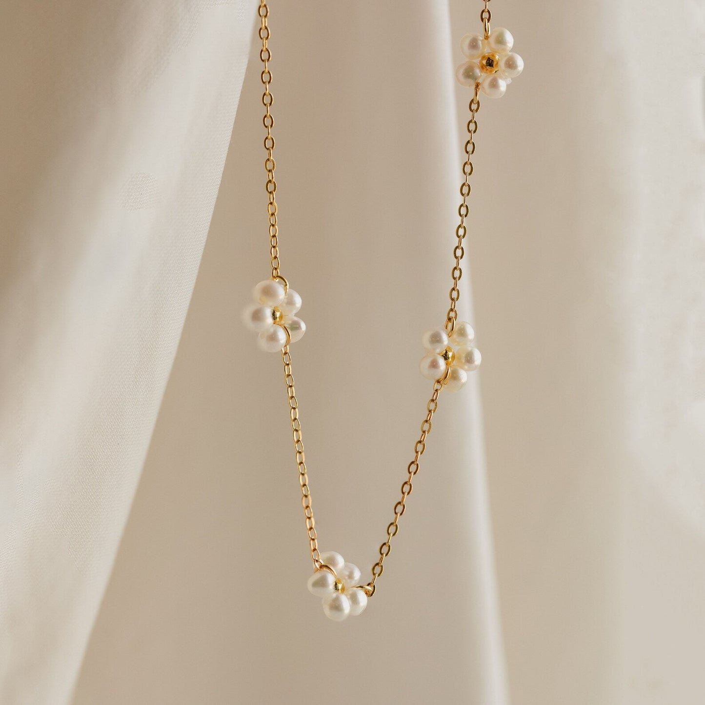 Collar de estación de perlas y flores