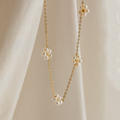 Collar de estación de perlas y flores