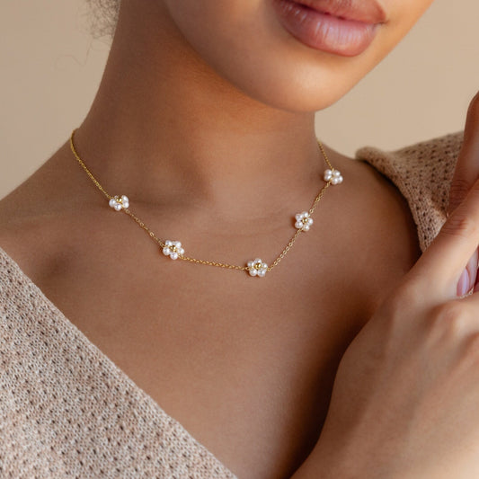 Collar de estación de perlas y flores