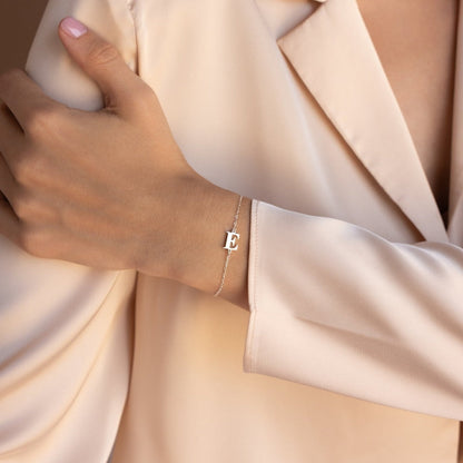 Pulsera con inicial del boletín informativo