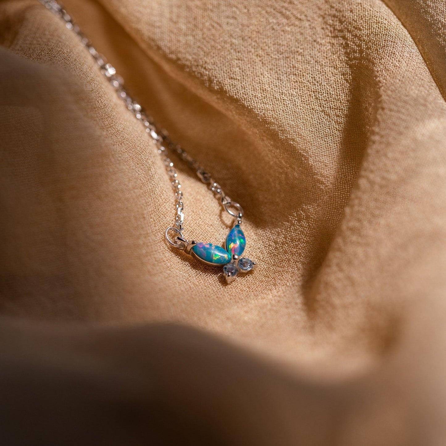 Collar de mariposa de ópalo azul