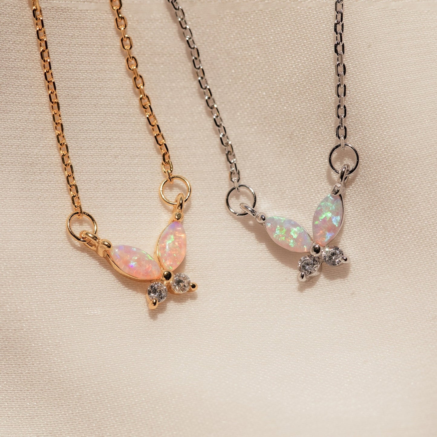 Collar de mariposa de ópalo rosa