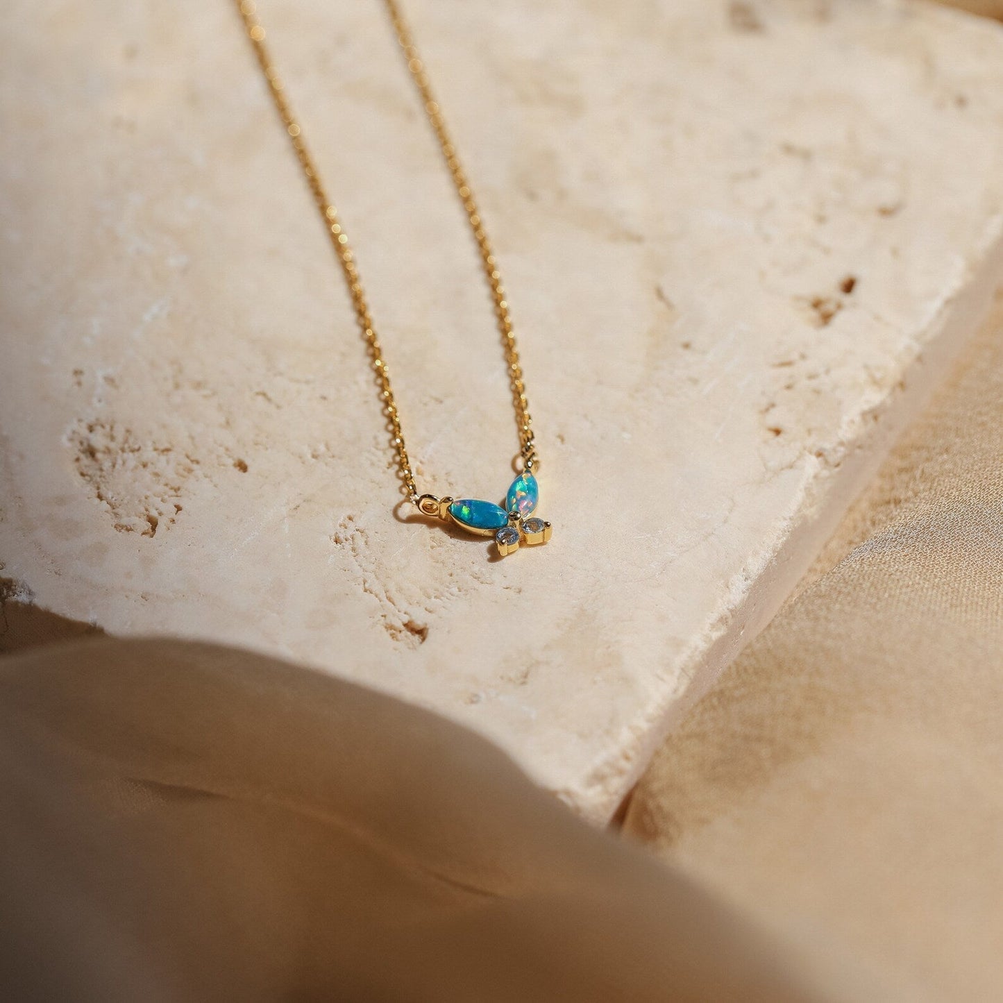 Collar de mariposa de ópalo azul